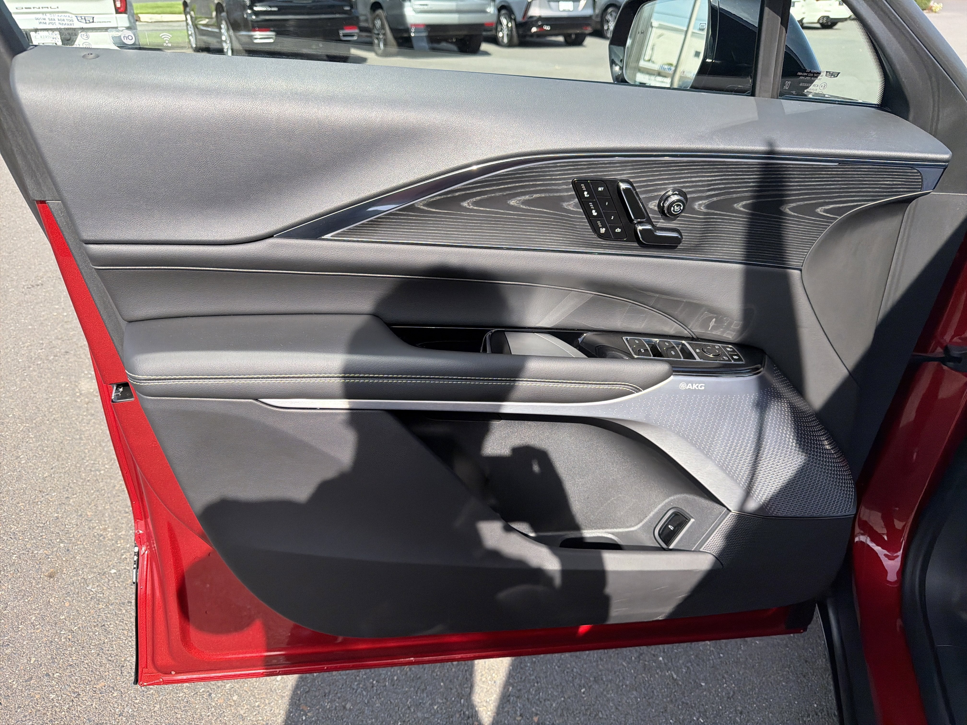 2024 Cadillac LYRIQ Luxury 2