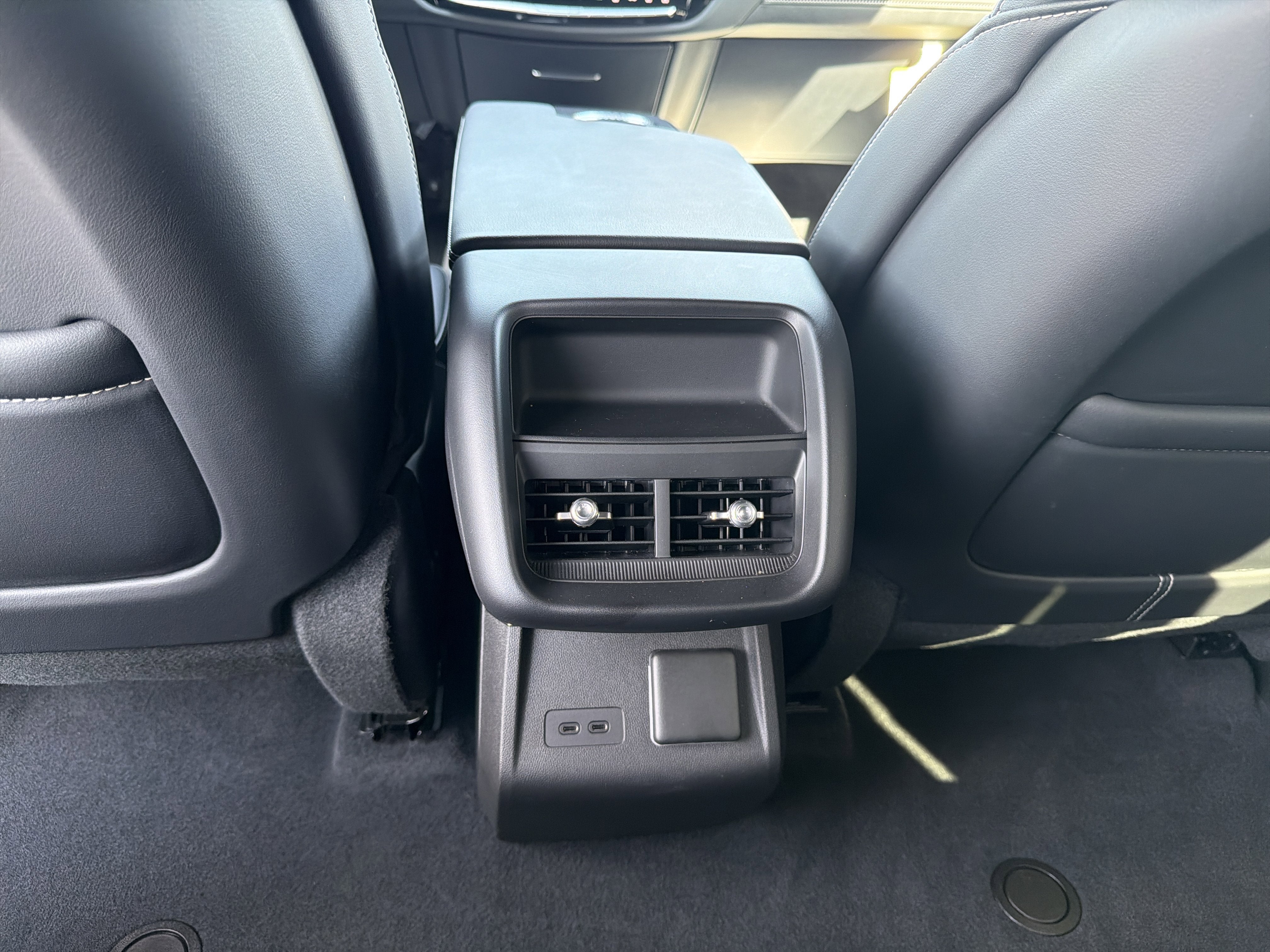 2024 Cadillac LYRIQ Luxury 2