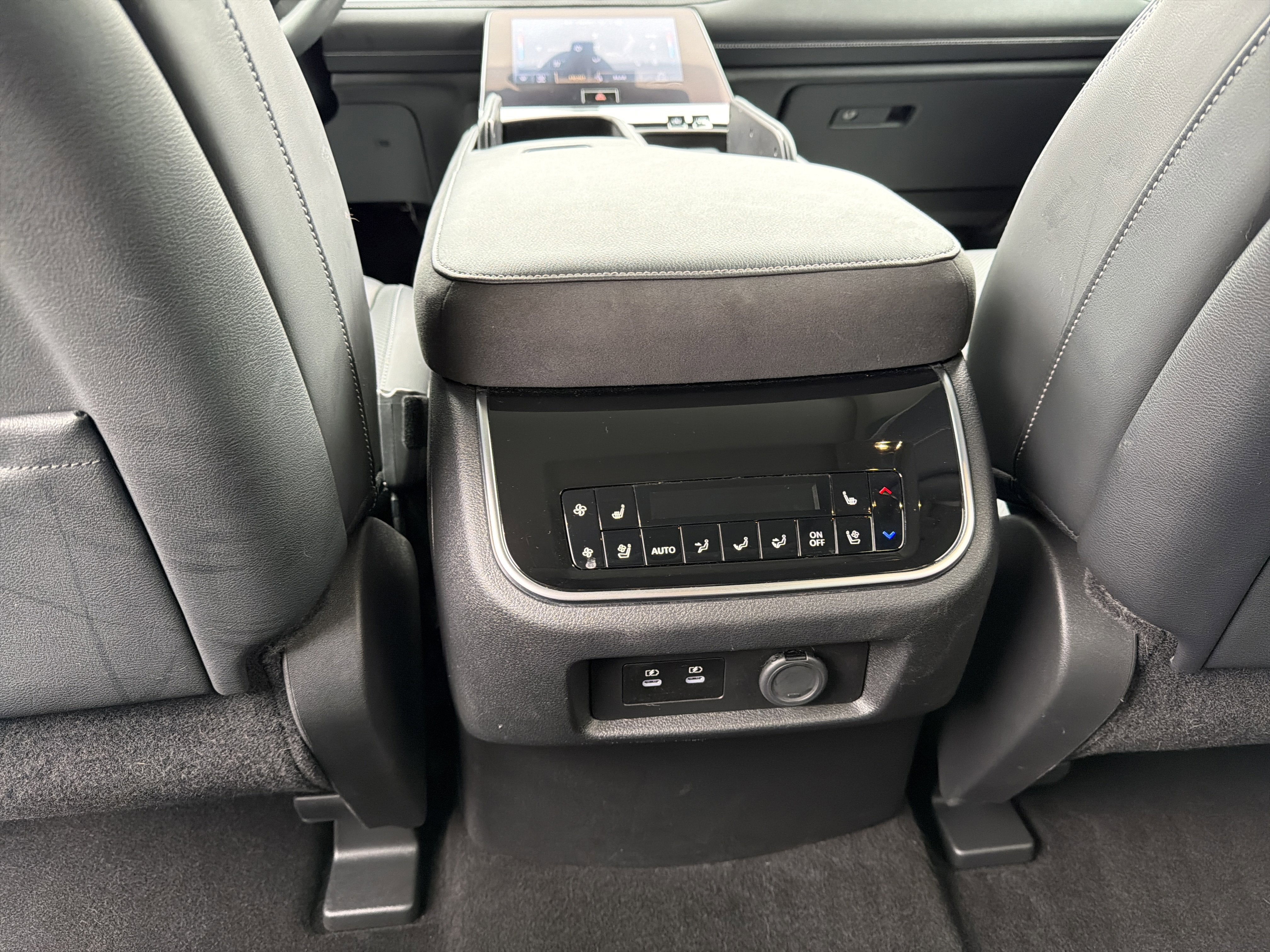 2025 INFINITI QX80 LUXE